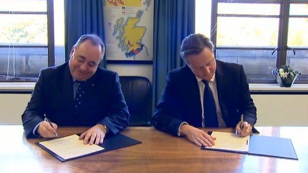 Salmond and Cameron sign the Edinburgh Agreement