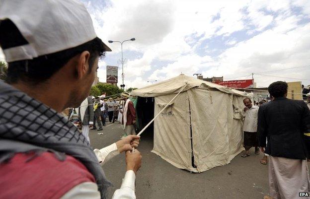 Supporters of the Shia Houthi movement erect a tent blocking the airport road in Sanaa, 7 September