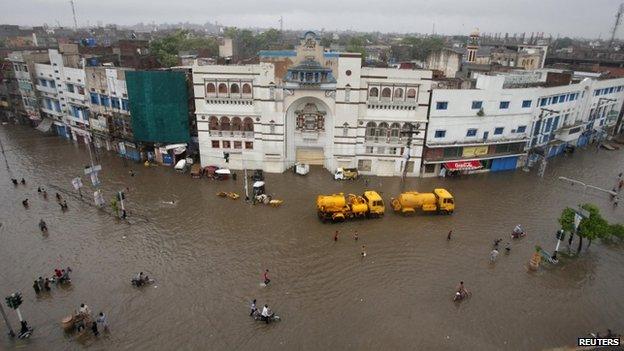 A general view of a flooded road after heavy rains in Lahore September 5, 2014. At least 73 people have been killed across Pakistan after heavy rains brought flash floods and caused homes to collapse in the Punjab and Kashmir regions, government officials said Friday.