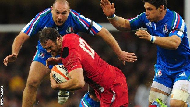 Wales' Jamie Roberts takes on Italy