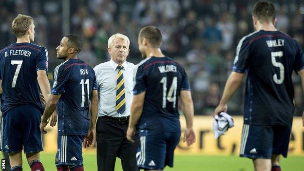 Scotland manager Gordon Strachan with his players after the game