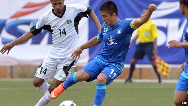 Indian captain Sunil Chhetri (R) and Pakistani player Sher Muhammad Baloch (L) during a friendly match in Bangalore on August 20, 2014