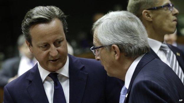 British Prime Minister David Cameron (L) speaks with European Commission President elect Jean-Claude Juncker during a round table meeting at an EU summit in Brussels (30 August 2014)