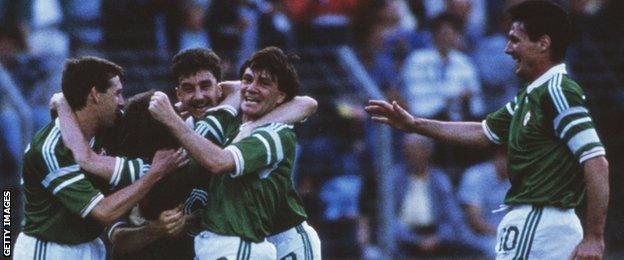 Ray Houghton celebrates Ronnie Whelan's goal against USSR