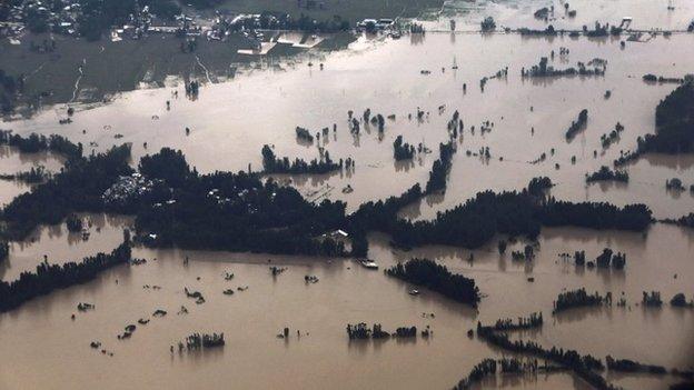 An aerial view seen from an airplane shows the flooded Srinagar city (9 September 2014)