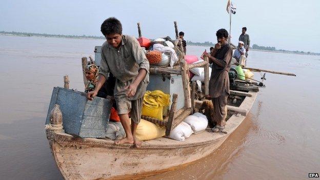 Workers of Falah-e-Insaniyat Foundation, the relief wing of banned Pakistan-based charity Jamaat-ud-Dawa, evacuate people to higher grounds on the outskirts of Multan, Pakistan (9 September 2014)