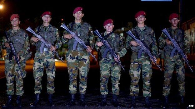 Venezuelan troops close the Venezuela-Colombia border in San Cristobal (11 August 2014)