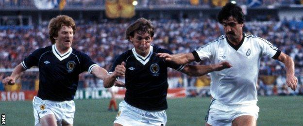 Gordon Strachan and Kenny Dalglish in action for Scotland against New Zealand