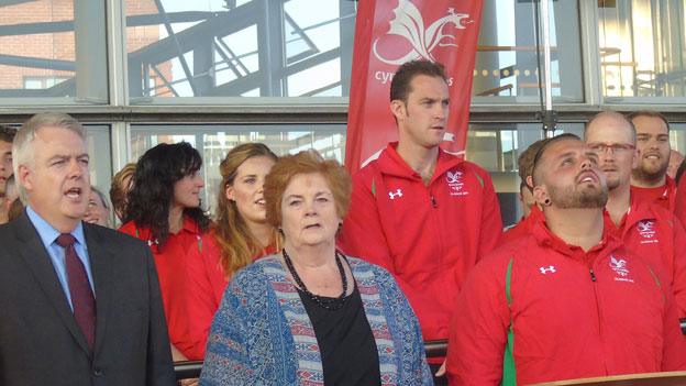 Team captain Aled Sion Davies joins First Minister Carwyn Jones and Dame Rosemary Butler, presiding officer, for the homecoming celebration