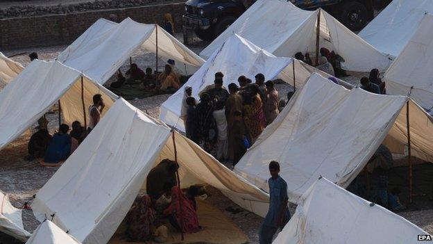 People affected by floods wait for relief in Jhang, Punjab province, Pakistan, 10 September 2014