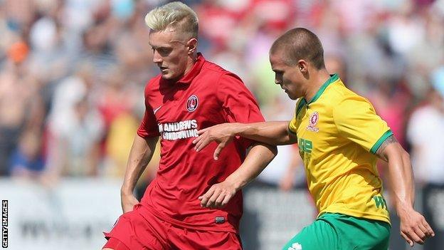 Doug Bergquist of Welling tries to tackle Joe Pigott of Charlton Athletic