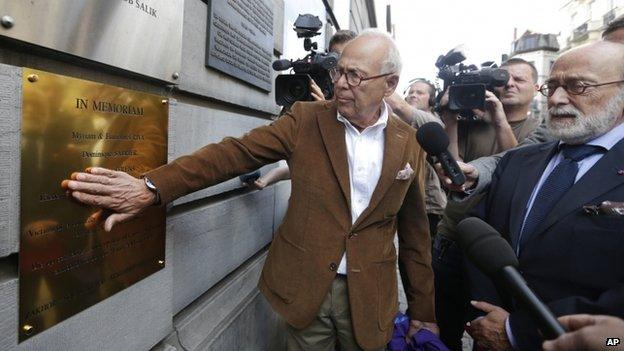 Museum President Philippe Blondin (L) and Secretary General Norbert Cige reveal a plaque to the victims (9 Sept)