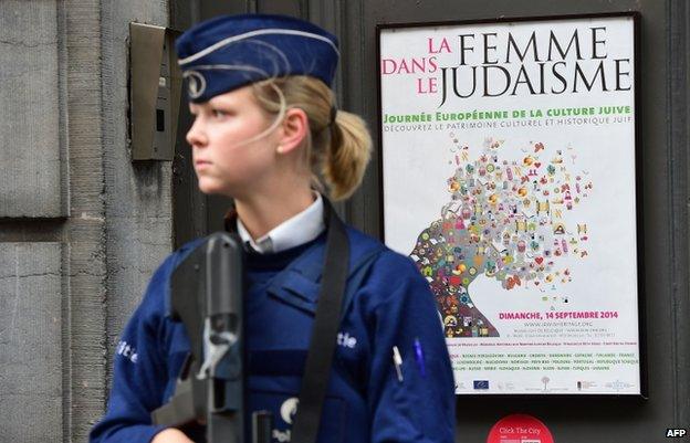 A policewoman guards the Brussels Jewish Museum (9 Sept 2014)