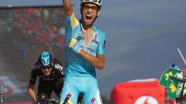 Fabio Aru beats Chris Froome to the line