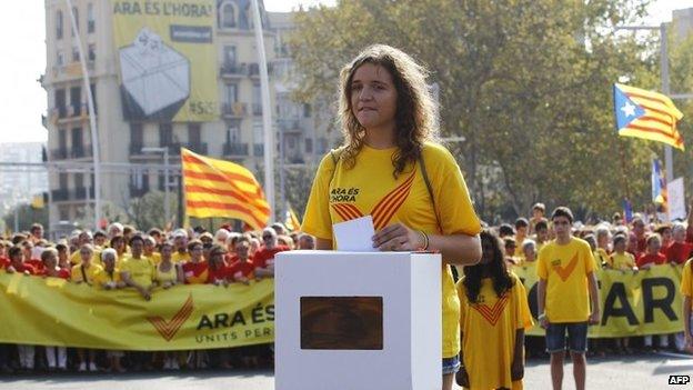 A girl simulates the vote for the independence of Catalonia during celebrations of Catalonia National Day (Diada) in Barcelona, 11 September 2014