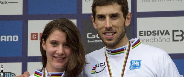 Manon Carpenter (left) and Gee Atherton pose with their gold medals