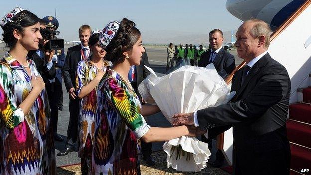 Russian President Vladimir Putin welcomed by Tajik women on his arrival in Dushanbe airport. 11 Sept 2014