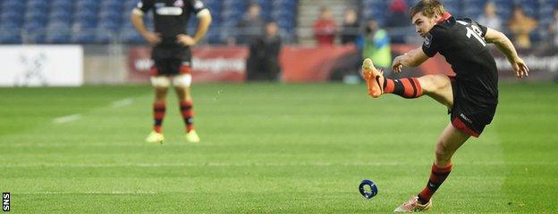 Tom Heathcote kicks a penalty for Edinburgh