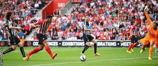 Graziano Pelle of Southampton (19) scores their second goal