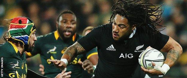 Ma'a Nonu takes on South Africa second row Victor Matfield