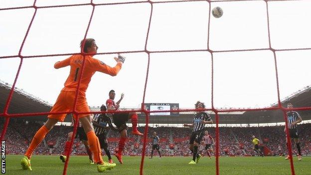 Graziano Pelle of Southampton (19) scores their first goal