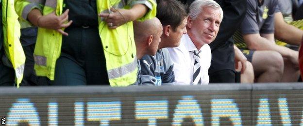 Newcastle manager Alan Pardew (right)