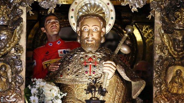 Alberto Contador visits the Apostle statue at Santiago Cathedral