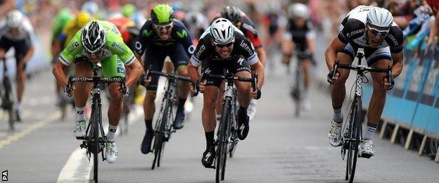 Mark Cavendish pushes for the line