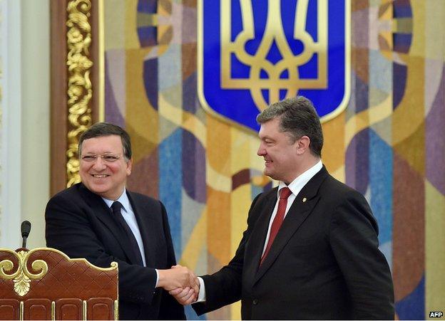 Ukrainian President Petro Poroshenko (R) with European Commission President Jose Manuel Barroso in Kiev, 12 Sep 14