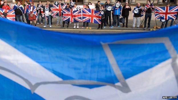 Union and Yes campaigners in Glasgow's George Square