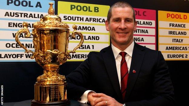 Stuart Lancaster with the Webb Ellis Cup