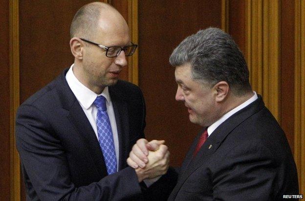 President Petro Poroshenko (R) with Ukrainian PM Arseniy Yatseniuk after parliament ratifies the EU deal (17 Sept)