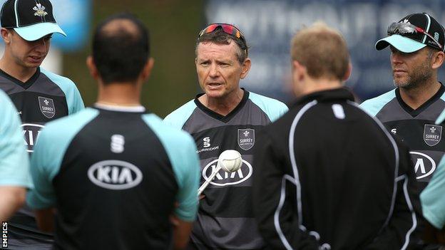 Graham Ford (centre) talks to Surrey players