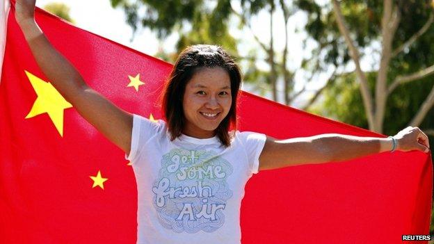 Li Na of China poses for photographers with her national flag at the Australian Open tennis tournament in Melbourne in this 28 January 2011 file photo