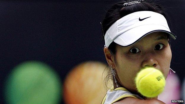 China's Li Na eyes the ball during her match against Switzerland's Martina Hingis at the Australian Open tennis tournament in Melbourne in this 22 January 2007 file photo.