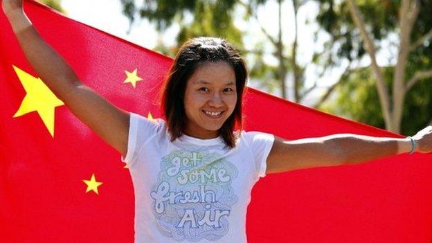 Li Na of China poses for photographers with her national flag at the Australian Open tennis tournament in Melbourne in this 28 January 2011 file photo