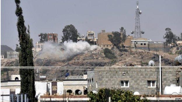 Smoke rises from state TV building in Sanaa (19/09/14)