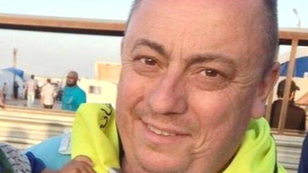 Alan Henning holding a child in Syria