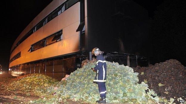 Vegetables dumped outside tax office in Morlaix. 20 Sept 2014