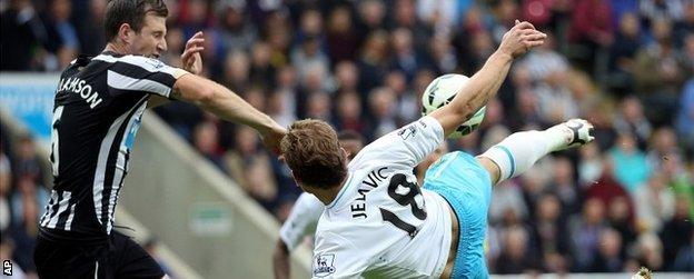 Nikica Jelavic scores for Hull