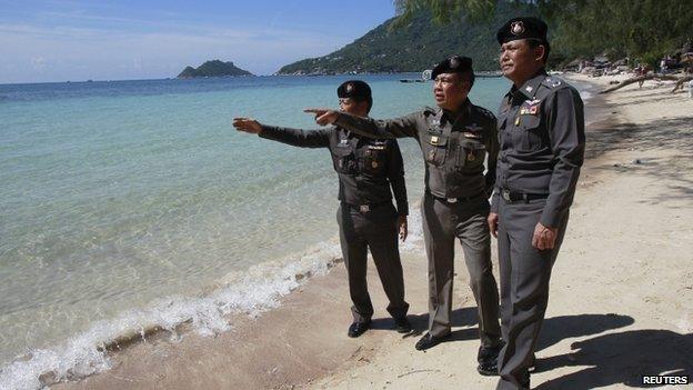 Chief of Royal Thai Police Somyot Pumphanmuang (centre)