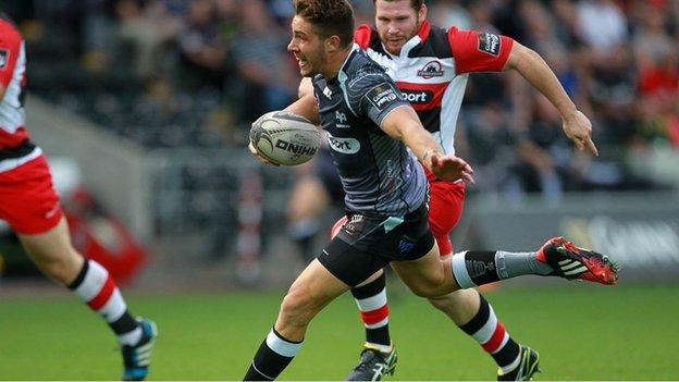 Rhys Webb sprints past the Edinburgh defence