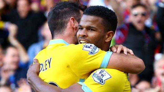 Fraizer Campbell (right) of Crystal Palace celebrates with teammate Joe Ledley