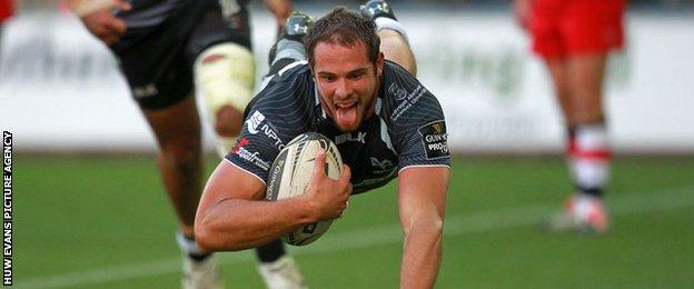 Tyler Ardron scores Ospreys' ninth try against Edinburgh