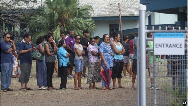 People queue to vote in Suva, Fiji (17 Sept 2014)