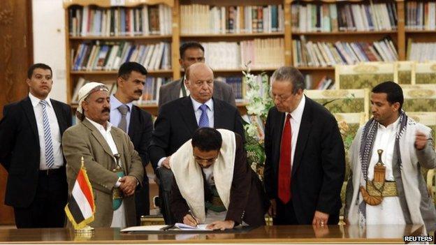 Houthi and government officials at peace deal signing in Sanaa (21/09/14)