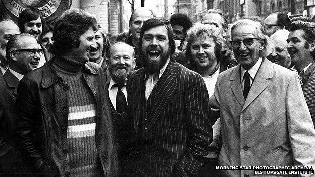 Ricky Tomlinson (centre)