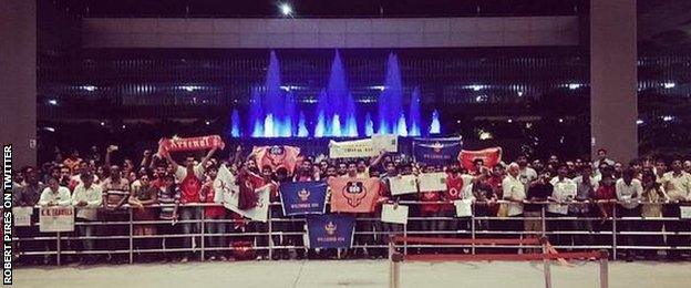 Fans welcome Robert Pires on his arrival in India