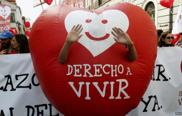 A protester with a "Right to live" heart during an anti-abortion protest in Madrid (21 Sept)