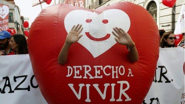 A protester with a "Right to live" heart during an anti-abortion protest in Madrid (21 Sept)